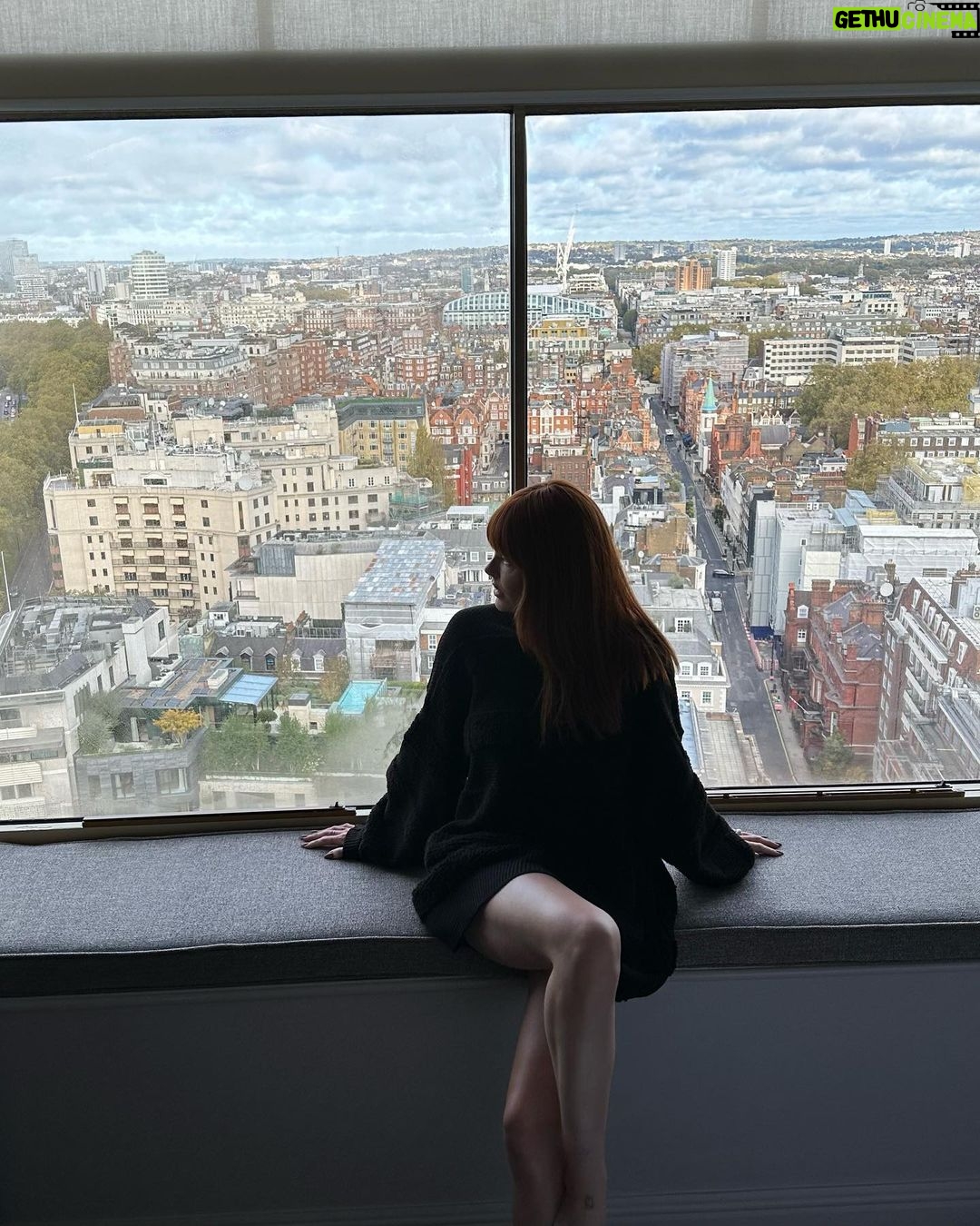 Caroline Receveur Instagram - Collecting memories 🎞️🖤 @londonhiltonpl London Hilton on Park Lane