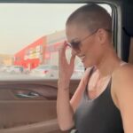 Caroline Receveur Instagram - Aujourd’hui, Mardi 25 Juillet 2023 je suis à l’hôpital. Une semaine après avoir reçu son 2eme cycle de chimiothérapie, mon corps (et mon esprit) se déshydrate. Je me sens vide, j’ai perdu le goût des aliments et un peu de la vie aussi. Je suis dans la salle d’attente, je craque… Moi qui pensais pouvoir garder « ce secret » je n’y arrive plus. Cette solitude souhaitée pour affronter seule cette épreuve me coupe finalement du reste du monde et rajoute un poids à mon quotidien… ce quotidien ponctué par les allers retours à l’hôpital depuis l’annonce de mon cancer du sein il y a 2 mois. Un cancer du sein agressif certes, mais détecté à un stade précoce. Sachez que malgré tout je vais bien. La force, l’amour et l’optimisme à toute épreuve d’@hugophilip me font appréhender chaque étape avec plus de légèreté et de rires. Je suis entre de bonnes mains, j’ai confiance, je suis entourée des gens que j’aime et ma guérison est déjà programmée dans ma tête et dans mon corps. Je ne sais pas vraiment comment je compte partager ce quotidien avec vous à partir de maintenant… instinctivement comme je l’ai toujours fait… comme aujourd’hui. Ce qui est sûr c’est que j’aurai des choses à vous partager sur cette expérience quand j’aurai le recul nécessaire pour en faire une force. Profitez! La vie est courte et imprévisible 🫶🏼 Wish me luck 🤞🏼