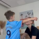 Caroline Receveur Instagram - Aujourd’hui, Mardi 25 Juillet 2023 je suis à l’hôpital. Une semaine après avoir reçu son 2eme cycle de chimiothérapie, mon corps (et mon esprit) se déshydrate. Je me sens vide, j’ai perdu le goût des aliments et un peu de la vie aussi. Je suis dans la salle d’attente, je craque… Moi qui pensais pouvoir garder « ce secret » je n’y arrive plus. Cette solitude souhaitée pour affronter seule cette épreuve me coupe finalement du reste du monde et rajoute un poids à mon quotidien… ce quotidien ponctué par les allers retours à l’hôpital depuis l’annonce de mon cancer du sein il y a 2 mois. Un cancer du sein agressif certes, mais détecté à un stade précoce. Sachez que malgré tout je vais bien. La force, l’amour et l’optimisme à toute épreuve d’@hugophilip me font appréhender chaque étape avec plus de légèreté et de rires. Je suis entre de bonnes mains, j’ai confiance, je suis entourée des gens que j’aime et ma guérison est déjà programmée dans ma tête et dans mon corps. Je ne sais pas vraiment comment je compte partager ce quotidien avec vous à partir de maintenant… instinctivement comme je l’ai toujours fait… comme aujourd’hui. Ce qui est sûr c’est que j’aurai des choses à vous partager sur cette expérience quand j’aurai le recul nécessaire pour en faire une force. Profitez! La vie est courte et imprévisible 🫶🏼 Wish me luck 🤞🏼