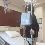 Caroline Receveur Instagram - Aujourd’hui, Mardi 25 Juillet 2023 je suis à l’hôpital. Une semaine après avoir reçu son 2eme cycle de chimiothérapie, mon corps (et mon esprit) se déshydrate. Je me sens vide, j’ai perdu le goût des aliments et un peu de la vie aussi. Je suis dans la salle d’attente, je craque… Moi qui pensais pouvoir garder « ce secret » je n’y arrive plus. Cette solitude souhaitée pour affronter seule cette épreuve me coupe finalement du reste du monde et rajoute un poids à mon quotidien… ce quotidien ponctué par les allers retours à l’hôpital depuis l’annonce de mon cancer du sein il y a 2 mois. Un cancer du sein agressif certes, mais détecté à un stade précoce. Sachez que malgré tout je vais bien. La force, l’amour et l’optimisme à toute épreuve d’@hugophilip me font appréhender chaque étape avec plus de légèreté et de rires. Je suis entre de bonnes mains, j’ai confiance, je suis entourée des gens que j’aime et ma guérison est déjà programmée dans ma tête et dans mon corps. Je ne sais pas vraiment comment je compte partager ce quotidien avec vous à partir de maintenant… instinctivement comme je l’ai toujours fait… comme aujourd’hui. Ce qui est sûr c’est que j’aurai des choses à vous partager sur cette expérience quand j’aurai le recul nécessaire pour en faire une force. Profitez! La vie est courte et imprévisible 🫶🏼 Wish me luck 🤞🏼