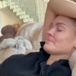 Caroline Receveur Instagram - Aujourd’hui, Mardi 25 Juillet 2023 je suis à l’hôpital. Une semaine après avoir reçu son 2eme cycle de chimiothérapie, mon corps (et mon esprit) se déshydrate. Je me sens vide, j’ai perdu le goût des aliments et un peu de la vie aussi. Je suis dans la salle d’attente, je craque… Moi qui pensais pouvoir garder « ce secret » je n’y arrive plus. Cette solitude souhaitée pour affronter seule cette épreuve me coupe finalement du reste du monde et rajoute un poids à mon quotidien… ce quotidien ponctué par les allers retours à l’hôpital depuis l’annonce de mon cancer du sein il y a 2 mois. Un cancer du sein agressif certes, mais détecté à un stade précoce. Sachez que malgré tout je vais bien. La force, l’amour et l’optimisme à toute épreuve d’@hugophilip me font appréhender chaque étape avec plus de légèreté et de rires. Je suis entre de bonnes mains, j’ai confiance, je suis entourée des gens que j’aime et ma guérison est déjà programmée dans ma tête et dans mon corps. Je ne sais pas vraiment comment je compte partager ce quotidien avec vous à partir de maintenant… instinctivement comme je l’ai toujours fait… comme aujourd’hui. Ce qui est sûr c’est que j’aurai des choses à vous partager sur cette expérience quand j’aurai le recul nécessaire pour en faire une force. Profitez! La vie est courte et imprévisible 🫶🏼 Wish me luck 🤞🏼
