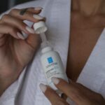 Caroline Receveur Instagram - Photoshoot Skin prep! 📸✨ Le nouveau Sérum Cicaplast B5 de @larocheposay est ultra-hydratant et lisse le grain de peau. Parfait pour une bonne base de maquillage. #skincare #cicaplastb5serum #larocheposay