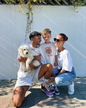 Caroline Receveur Instagram - My boys! 🥹
Welcome home Yashutuyashu 🐶🦴🥷🤍