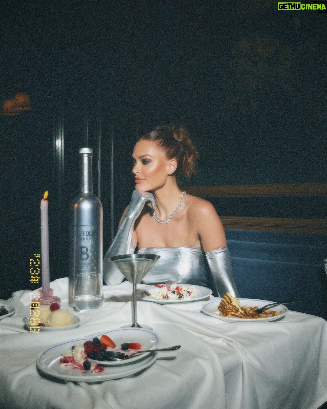 Caroline Receveur Instagram - Previously on … @cosmicgoddess 👽🛸 Caviar Kaspia Dubai