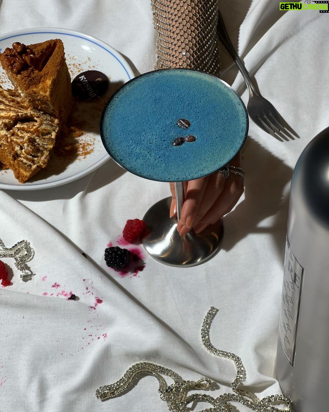 Caroline Receveur Instagram - Previously on … @cosmicgoddess 👽🛸 Caviar Kaspia Dubai