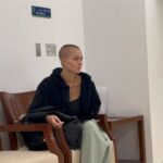 Caroline Receveur Instagram - Aujourd’hui, Mardi 25 Juillet 2023 je suis à l’hôpital. Une semaine après avoir reçu son 2eme cycle de chimiothérapie, mon corps (et mon esprit) se déshydrate. Je me sens vide, j’ai perdu le goût des aliments et un peu de la vie aussi. Je suis dans la salle d’attente, je craque… Moi qui pensais pouvoir garder « ce secret » je n’y arrive plus. Cette solitude souhaitée pour affronter seule cette épreuve me coupe finalement du reste du monde et rajoute un poids à mon quotidien… ce quotidien ponctué par les allers retours à l’hôpital depuis l’annonce de mon cancer du sein il y a 2 mois. Un cancer du sein agressif certes, mais détecté à un stade précoce. Sachez que malgré tout je vais bien. La force, l’amour et l’optimisme à toute épreuve d’@hugophilip me font appréhender chaque étape avec plus de légèreté et de rires. Je suis entre de bonnes mains, j’ai confiance, je suis entourée des gens que j’aime et ma guérison est déjà programmée dans ma tête et dans mon corps. Je ne sais pas vraiment comment je compte partager ce quotidien avec vous à partir de maintenant… instinctivement comme je l’ai toujours fait… comme aujourd’hui. Ce qui est sûr c’est que j’aurai des choses à vous partager sur cette expérience quand j’aurai le recul nécessaire pour en faire une force. Profitez! La vie est courte et imprévisible 🫶🏼 Wish me luck 🤞🏼