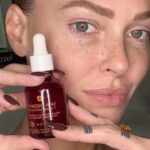 Caroline Receveur Instagram - Late night call 🌙 Nouveau rituel avec mon huile de nuit @erborian qui sublime la peau dès le lendemain de la première application 🪄 En ce moment avec le code FALL20 : - 20% sur tout le site erborian.fr (hors kit et soldes) + Livraison FR offerte + Un Gua Sha en quartz d’une valeur de 25 euros offert dès 40€ après remise #erborian