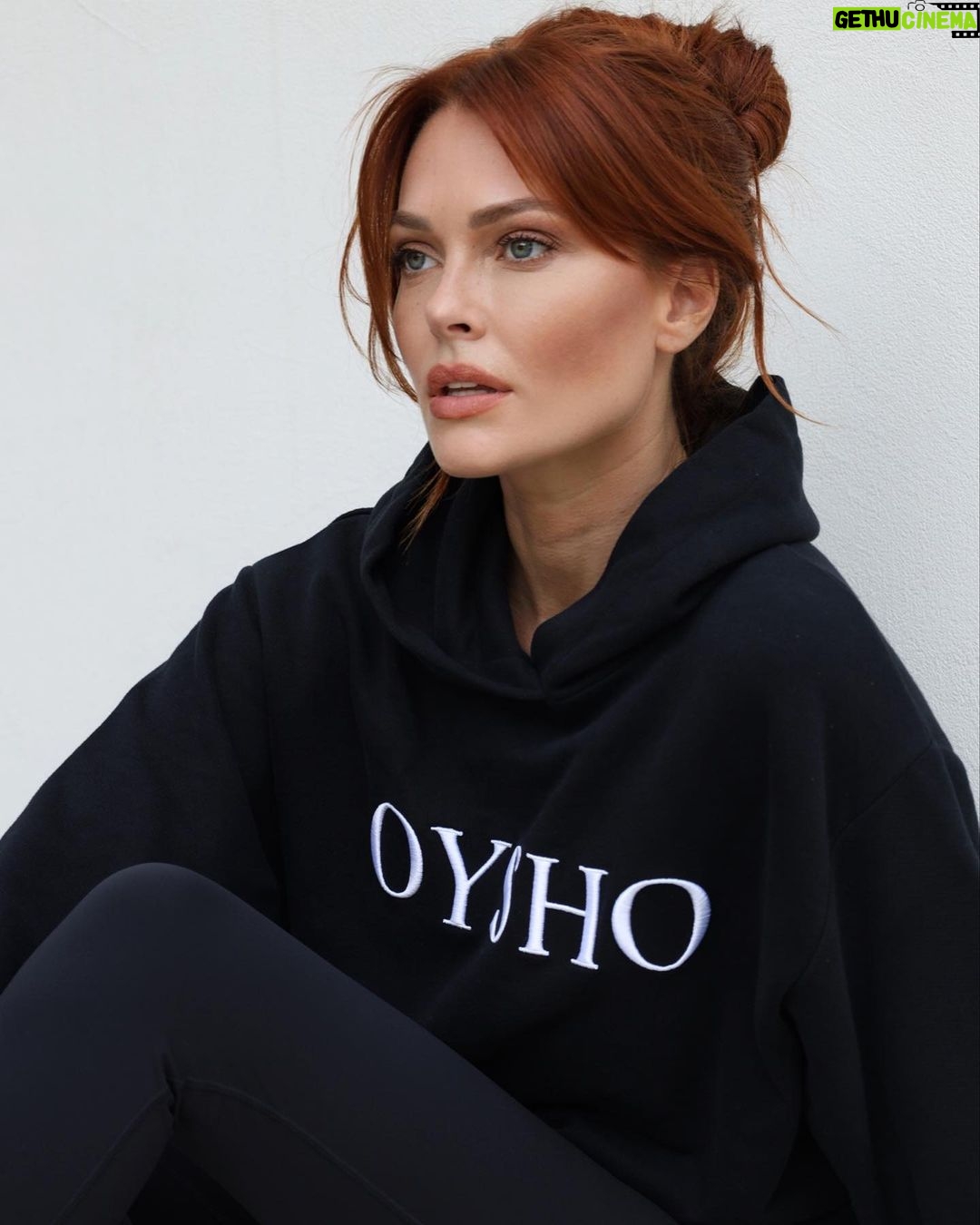 Caroline Receveur Instagram - Ready for training with the new #oyshotraining app by @oysho 🥊 #oysho
