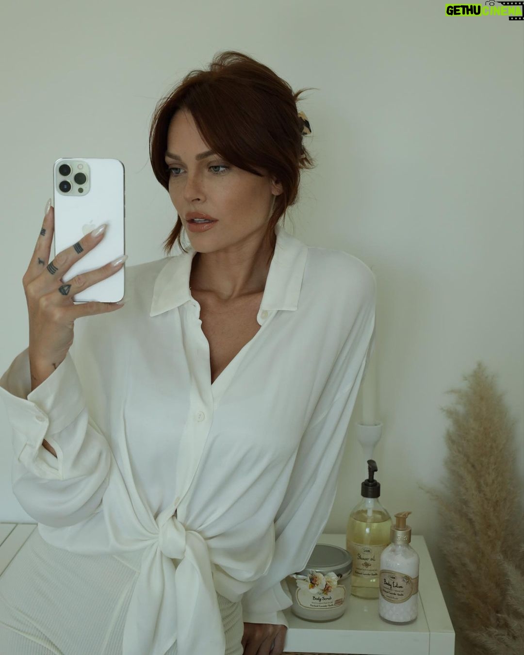 Caroline Receveur Instagram - 💝CONCOURS 💝 1000 € de produits SABON + une nuit pour 2 personnes à l’hôtel 5 étoiles @ledamantinhotel (avec petit-déjeuner, diner et accès au spa) à gagner Pour participer: - Suivre mon compte et @sabonfrance - Liker la publication - Inviter 2 ami(e)s à participer en commentaires -Reposter la publication en stories pour doubler vos chances -Tirage au sort le 13 Avril (Le/La gagnant(e) sera contacté(e) en MP par @sabonfrance). 🌸 Et toujours -20% sur tout le site @sabonfrance avec le code ICONIQUE