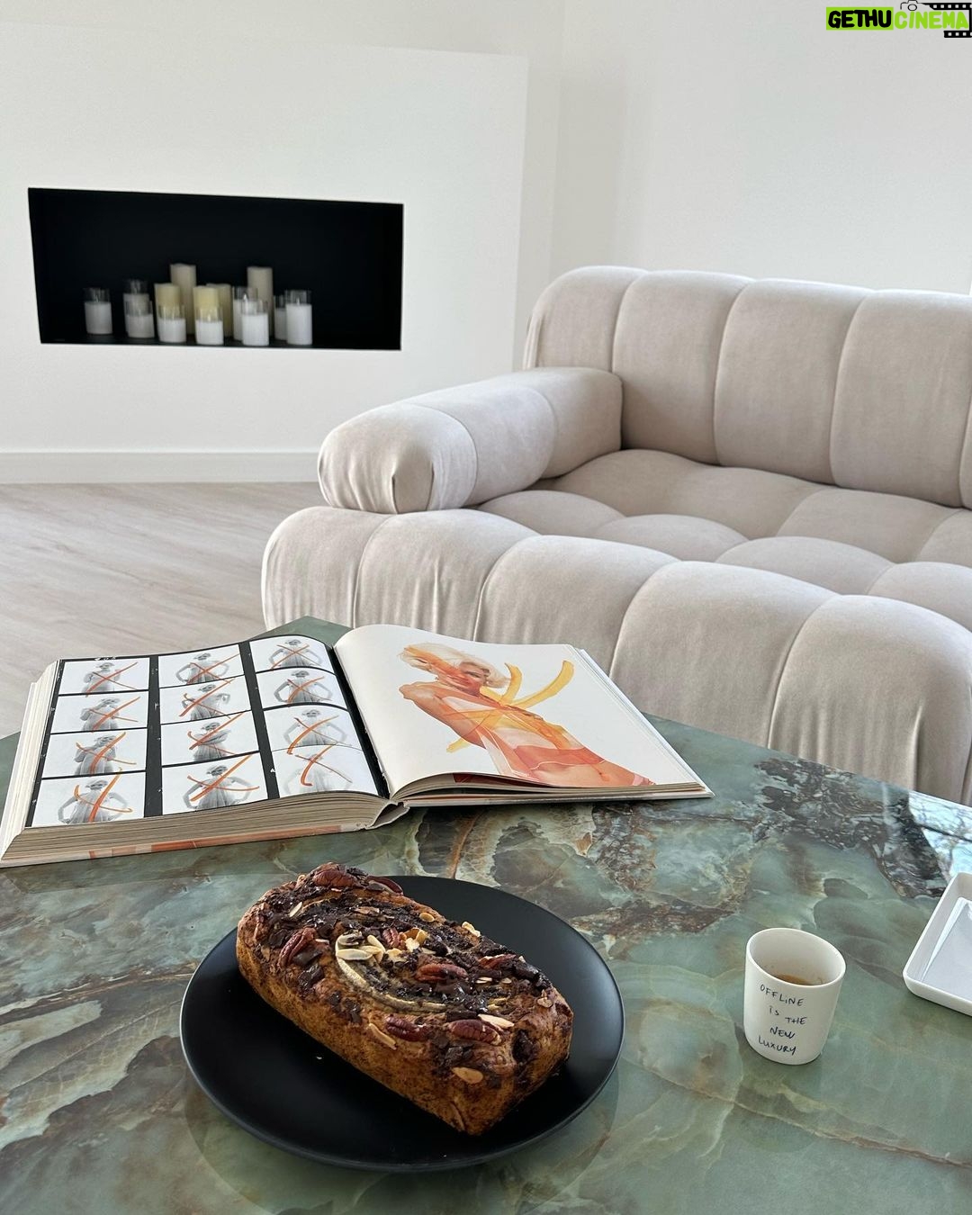 Caroline Receveur Instagram - Things that makes me happy π - banana bread - glowy skin - sunset - pizza & pastas - my favorite human - my sanctuary - watching sunset with my favorite human Dubai, United Arab Emirates