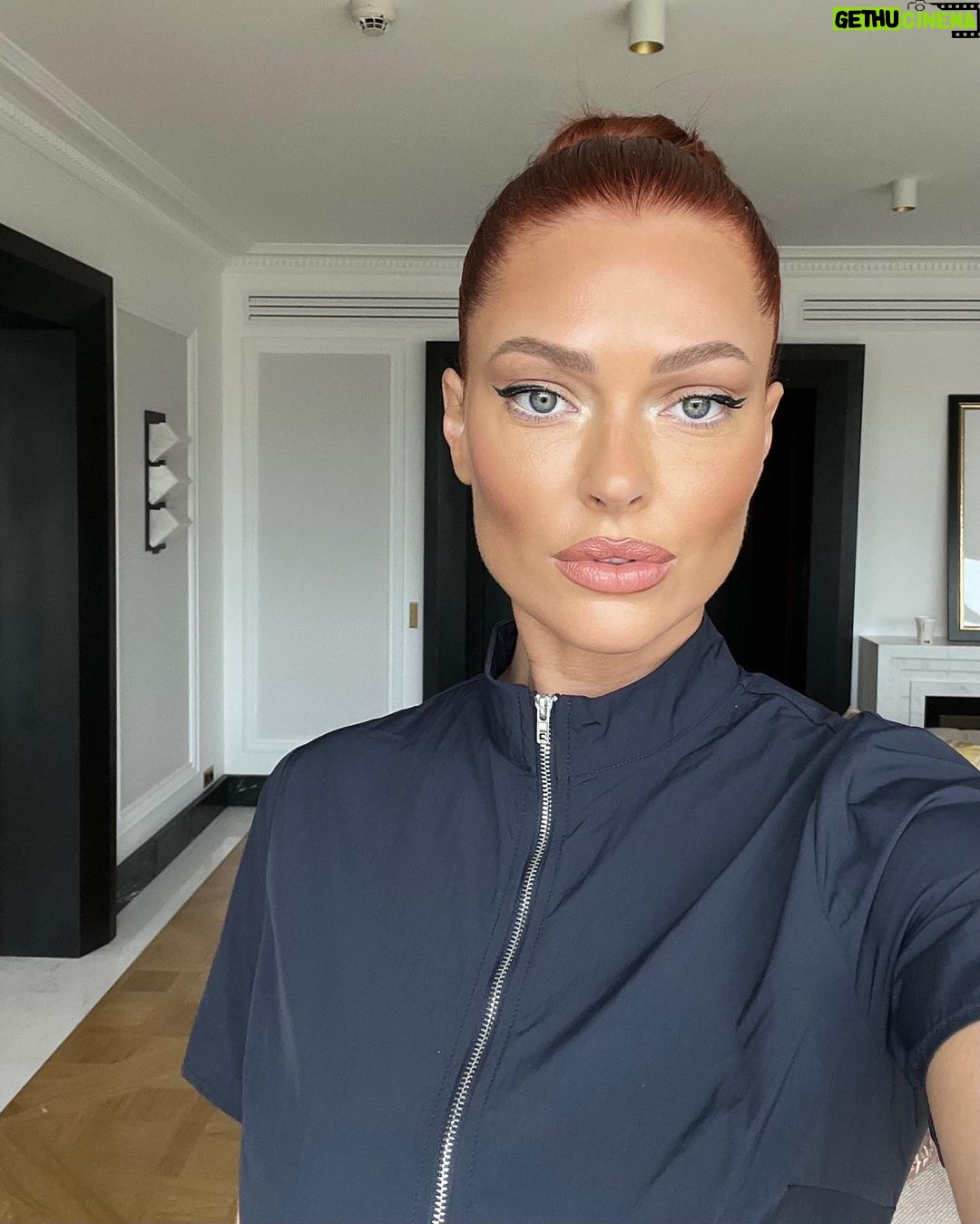 Caroline Receveur Instagram - It’s all about eye liner ✍🏼 Which look is your favorite ? 1, 2 or 3 ? Makeup & Hair by @lorelencoriton Hotel du Collectionneur Paris