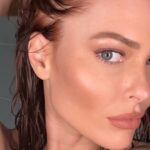 Caroline Receveur Instagram - Ma routine pour un cuir chevelu sain et sans pellicules avec la nouvelle gamme Symbiose de chez @kerastase_official et ses actifs issus du soin de la peau: acide salicylique, bifidus, Piroctone Olamine 💦 Efficacité anti-pélliculaire 7 semaines testée & approuvée👌🏻 #kerastase #laforcedunealliance