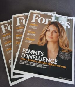 Caroline Receveur Instagram - OMG ! 🙈🙏🏻❤️ Je n’ai même pas les mots pour exprimer à quel point je suis touchée, émue et reconnaissante d’avoir été choisie par le magazine Forbes pour illustrer ce nouveau numéro mais aussi et surtout d’être la 1ère femme en couverture de @forbes_fr. Un grand merci à @dbusso Directeur de la publication de m’avoir fait confiance et offert une place de choix dans son magazine. Enfin un immense MERCI À VOUS! Je réalise aujourd’hui un rêve qui me semblait inaccessible lorsque j’ai lancé ma première société en 2012 à 24ans. Je n’ai jamais été approchée pour faire une quelconque couverture de magazine en tant qu’entrepreneur, influenceur ou encore mannequin et c’est tant mieux! Aujourd’hui je réalise ma toute première couverture pour LE plus grand magazine à mes yeux. Comme quoi, tout a un sens même si cela peut prendre plusieurs années avant de le réaliser. Ne lâchez jamais rien, soyez vrai, et écoutez votre coeur 👊🏻💥