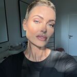 Caroline Receveur Instagram - Things that makes me happy 💛 - banana bread - glowy skin - sunset - pizza & pastas - my favorite human - my sanctuary - watching sunset with my favorite human Dubai, United Arab Emirates