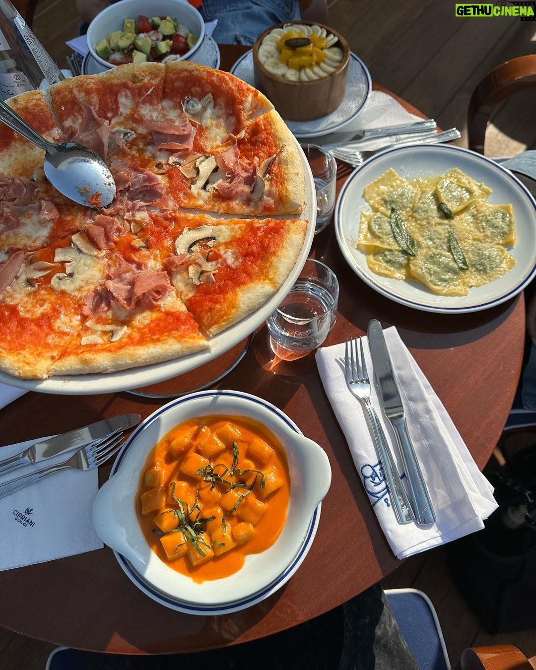 Caroline Receveur Instagram - Things that makes me happy π - banana bread - glowy skin - sunset - pizza & pastas - my favorite human - my sanctuary - watching sunset with my favorite human Dubai, United Arab Emirates