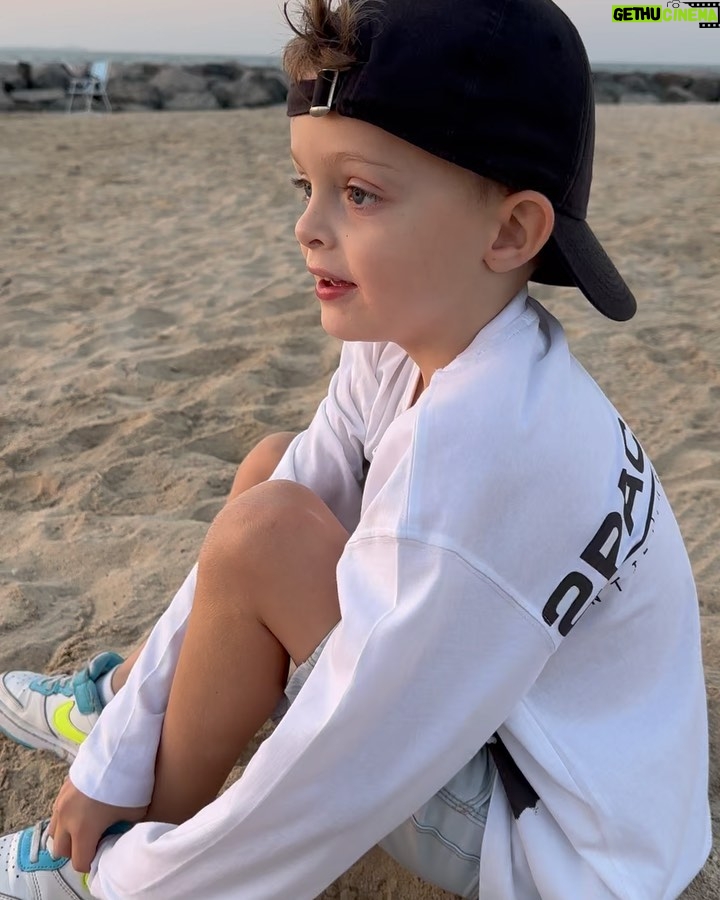 Caroline Receveur Instagram - Things that makes me happy π - banana bread - glowy skin - sunset - pizza & pastas - my favorite human - my sanctuary - watching sunset with my favorite human Dubai, United Arab Emirates