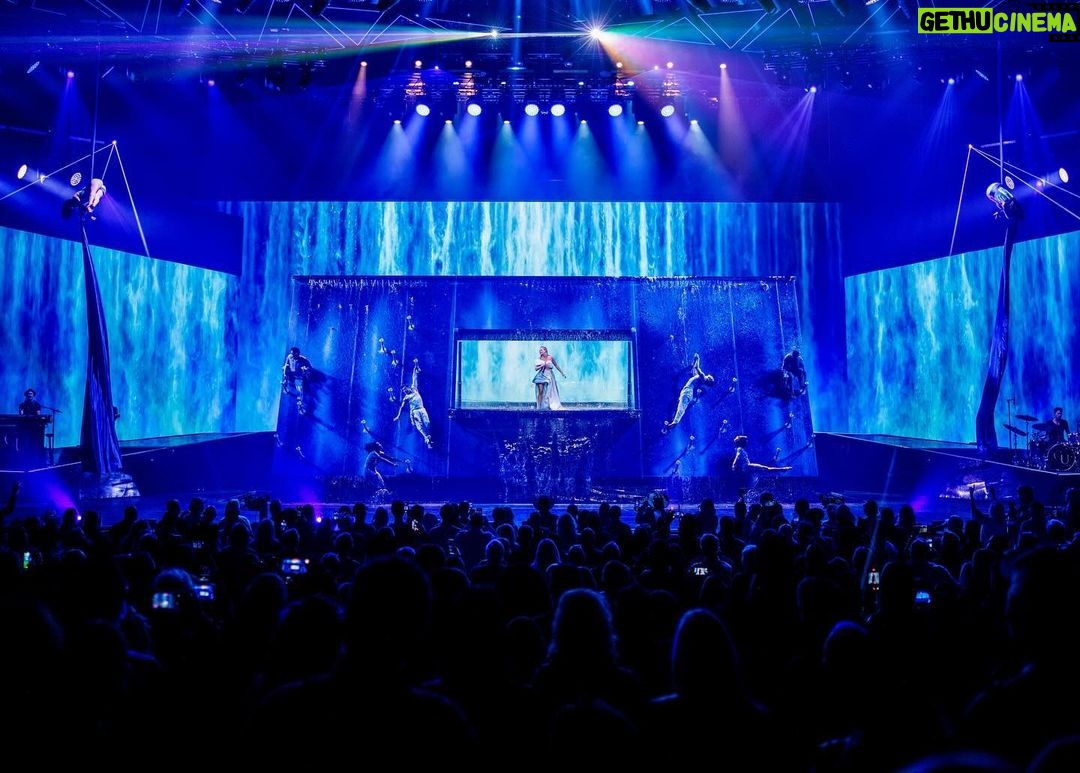 Carrie Underwood Instagram - Some really cool shots from the #Reflection show last night @resortsworldlv ! The crowd was so much fun! Loving seeing all the people in town for #NFR . All the cowboy hats make my country heart happy! Let’s do it again tonight! #Vegas 📸: @jeffjohnsonimages