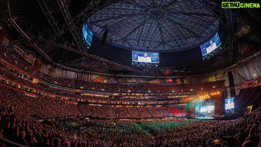 Carrie Underwood Instagram - Last night was a dream in #Atlanta @mercedesbenzstadium with @littlebigtown @willienelsonofficial and @georgestrait !!! What an INCREDIBLE crowd!!! π₯π₯π₯ Thanks for having us #ATLive πΈ: @jeffjohnsonimages