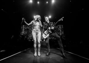 Carrie Underwood Instagram - Last night was fun! I always know it’s going to be a great night whenever we play in Oklahoma!!! Thanks, #Durant and the #GrandTheater  @choctawcasinos for giving me an amazing excuse to go home! 🥰❤️☺️ 
📸: @jeffjohnsonimages