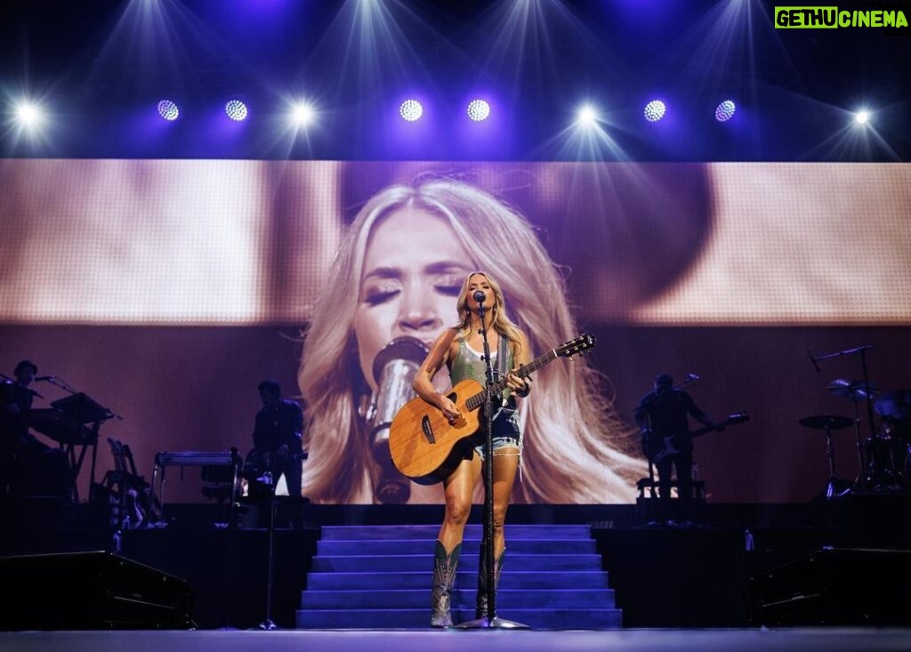 Carrie Underwood Instagram - Last night was fun! I always know it’s going to be a great night whenever we play in Oklahoma!!! Thanks, #Durant and the #GrandTheater @choctawcasinos for giving me an amazing excuse to go home! 🥰❤️☺️ 📸: @jeffjohnsonimages