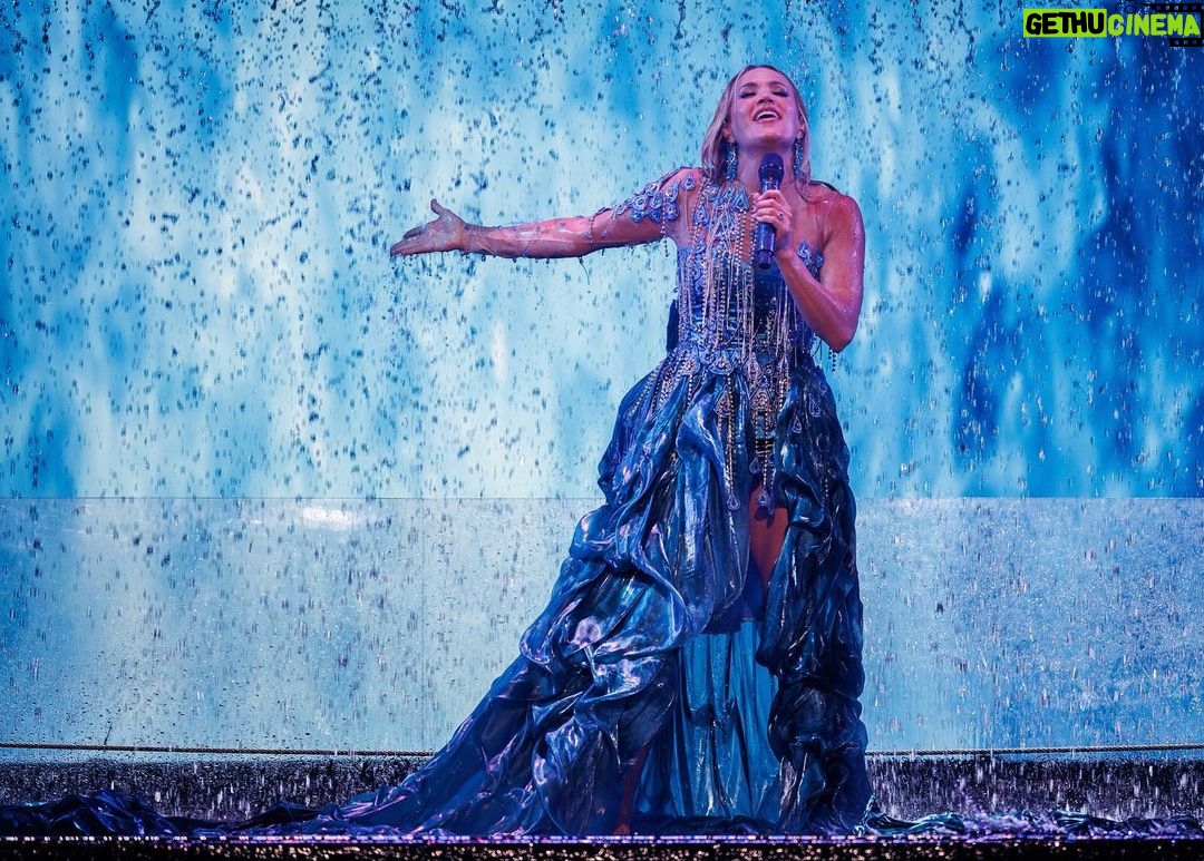 Carrie Underwood Instagram - Until next time #LasVegas !!! Thanks to everyone who came out to party! #Reflection @resortsworldlv 📸: @jeffjohnsonimages