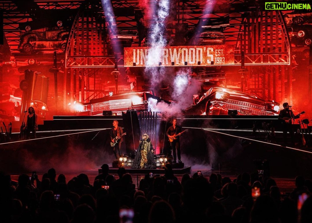 Carrie Underwood Instagram - Until next time #LasVegas !!! Thanks to everyone who came out to party! #Reflection @resortsworldlv 📸: @jeffjohnsonimages