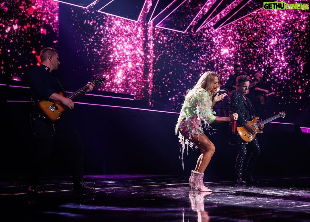 Carrie Underwood Instagram - Until next time #LasVegas !!! Thanks to everyone who came out to party! #Reflection @resortsworldlv 📸: @jeffjohnsonimages
