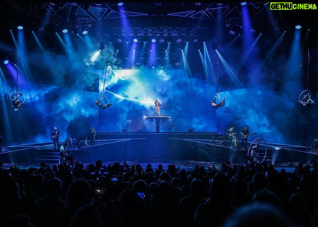 Carrie Underwood Instagram - Until next time #LasVegas !!! Thanks to everyone who came out to party! #Reflection @resortsworldlv 📸: @jeffjohnsonimages