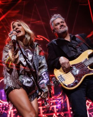 Carrie Underwood Instagram - Fun times in #Vegas !!! Such a great Wednesday night! Thanks for all the love!!! ❤️❤️❤️ #Reflection 📸: @jeffjohnsonimages