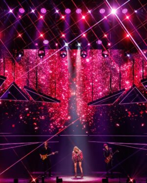 Carrie Underwood Instagram - Fun times in #Vegas !!! Such a great Wednesday night! Thanks for all the love!!! ❤️❤️❤️ #Reflection 📸: @jeffjohnsonimages