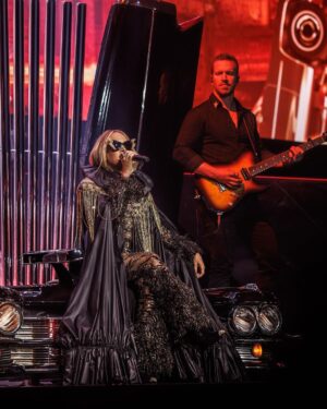Carrie Underwood Instagram - Fun times in #Vegas !!! Such a great Wednesday night! Thanks for all the love!!! ❤️❤️❤️ #Reflection 📸: @jeffjohnsonimages