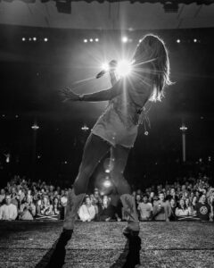Carrie Underwood Instagram - Last night was a great night for a second night @raviniafestival ! 😘 You all got pretty rowdy there by the end!!! Thanks for hanging with us for the weekend! It’s always a pleasure! ❤️❤️❤️ #Chicago #Ravinia 📸: @jeffjohnsonimages