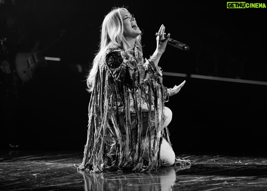 Carrie Underwood Instagram - Another incredible night in fabulous #LasVegas @resortsworldlv !!! Thanks for always being so great to us! #REFLECTION #SaturdayNight 📸: @jeffjohnsonimages