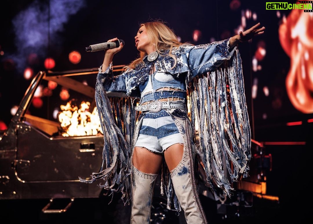 Carrie Underwood Instagram - Another incredible night in fabulous #LasVegas @resortsworldlv !!! Thanks for always being so great to us! #REFLECTION #SaturdayNight 📸: @jeffjohnsonimages