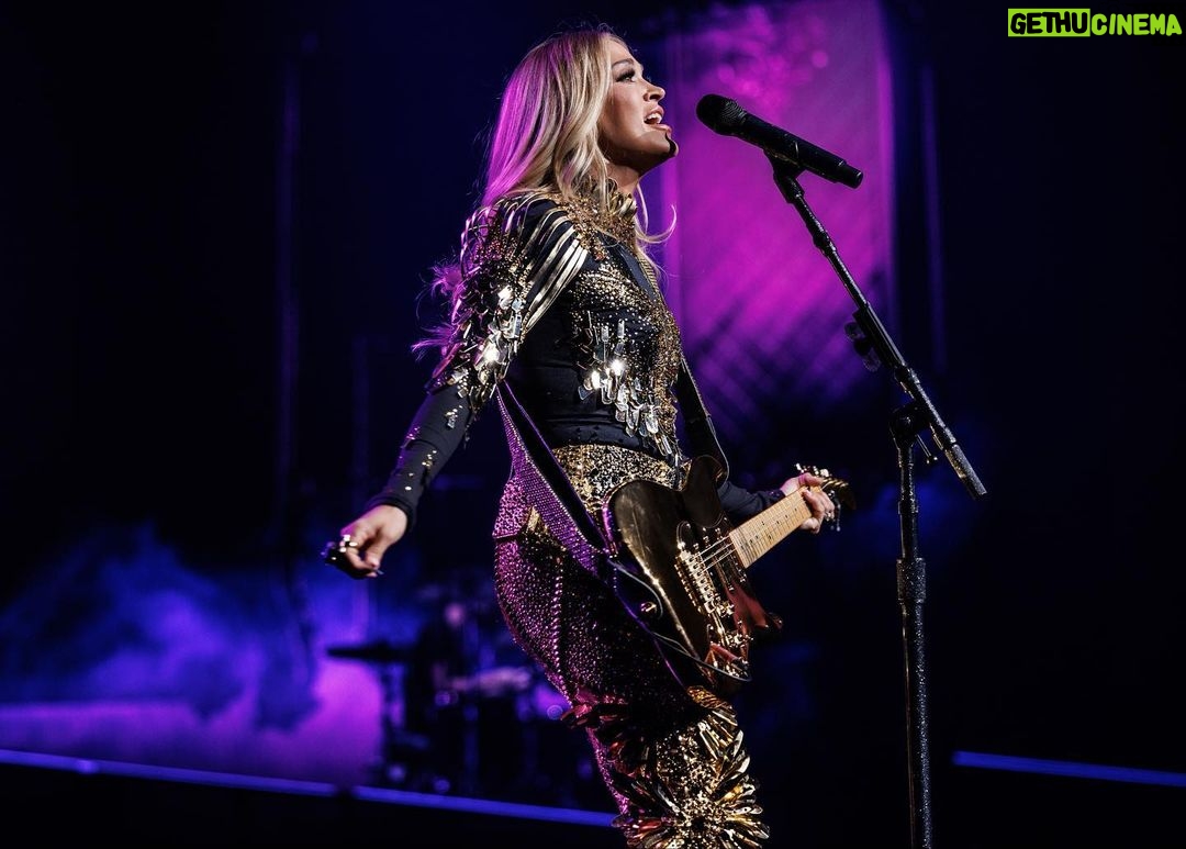 Carrie Underwood Instagram - Another incredible night in fabulous #LasVegas @resortsworldlv !!! Thanks for always being so great to us! #REFLECTION #SaturdayNight 📸: @jeffjohnsonimages