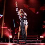 Carrie Underwood Instagram - Had a lot of fun last night @turningstone in Verona, NY! ❤️ Thanks for singing along and showing us a good time! Now we’ve just got to get @edeasonofficial and @ponisilver away from the bingo hall! 😝 📸: @jeffjohnsonimages #UpstateNewYork #FridayNight