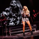 Carrie Underwood Instagram - Had a lot of fun last night @turningstone in Verona, NY! ❤️ Thanks for singing along and showing us a good time! Now we’ve just got to get @edeasonofficial and @ponisilver away from the bingo hall! 😝 📸: @jeffjohnsonimages #UpstateNewYork #FridayNight