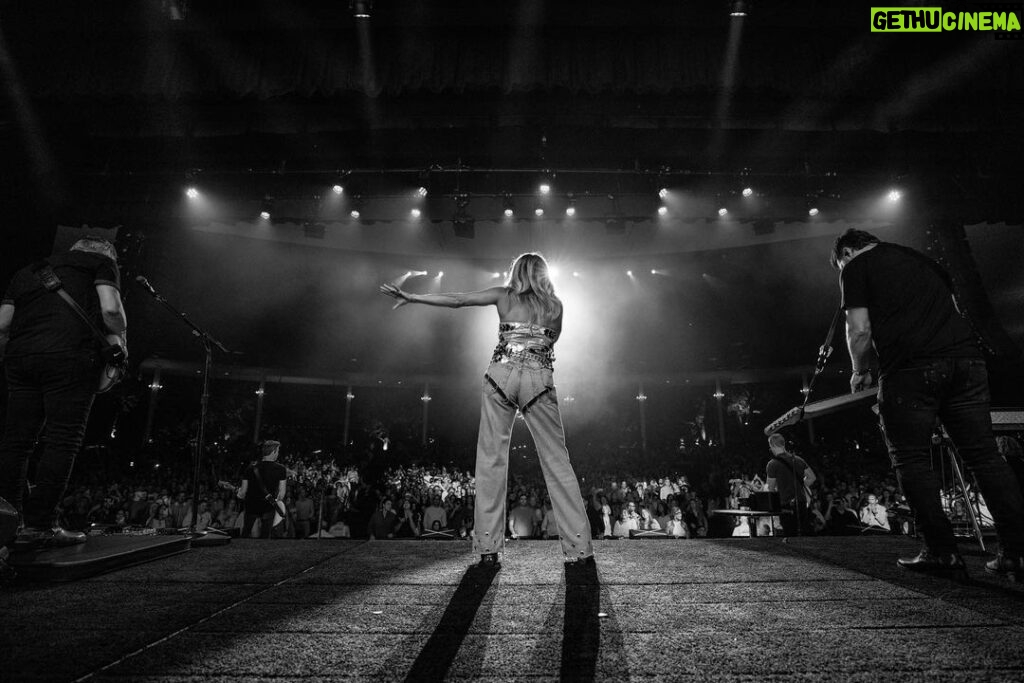 Carrie Underwood Instagram - Last night was fun @raviniafestival !!! Thanks to all who came out to enjoy some music and beautiful weather!!! Let’s do it again tonight, shall we? 😊❤️ 📸: @jeffjohnsonimages #Chicago #Ravinia