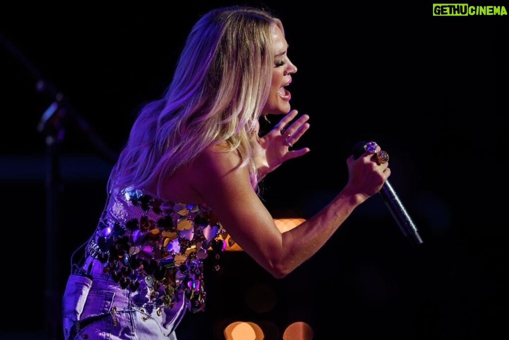 Carrie Underwood Instagram - Last night was fun @raviniafestival !!! Thanks to all who came out to enjoy some music and beautiful weather!!! Let’s do it again tonight, shall we? 😊❤️ 📸: @jeffjohnsonimages #Chicago #Ravinia