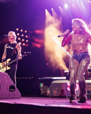 Carrie Underwood Instagram - Still flying high after the incredible show @geodispark here in #Nashville !!! Thanks @gunsnroses for having us out for a few dates! These shows were epic and all the #Gunners were beyond amazing to us! Thanks, Nashville, for SHOWING UP for my favorite band!!! ❤️ #DreamComeTrue #GnR 

📸: @jeffjohnsonimages