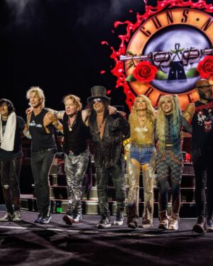 Carrie Underwood Instagram - Still flying high after the incredible show @geodispark here in #Nashville !!! Thanks @gunsnroses for having us out for a few dates! These shows were epic and all the #Gunners were beyond amazing to us! Thanks, Nashville, for SHOWING UP for my favorite band!!! ❤️ #DreamComeTrue #GnR 

📸: @jeffjohnsonimages