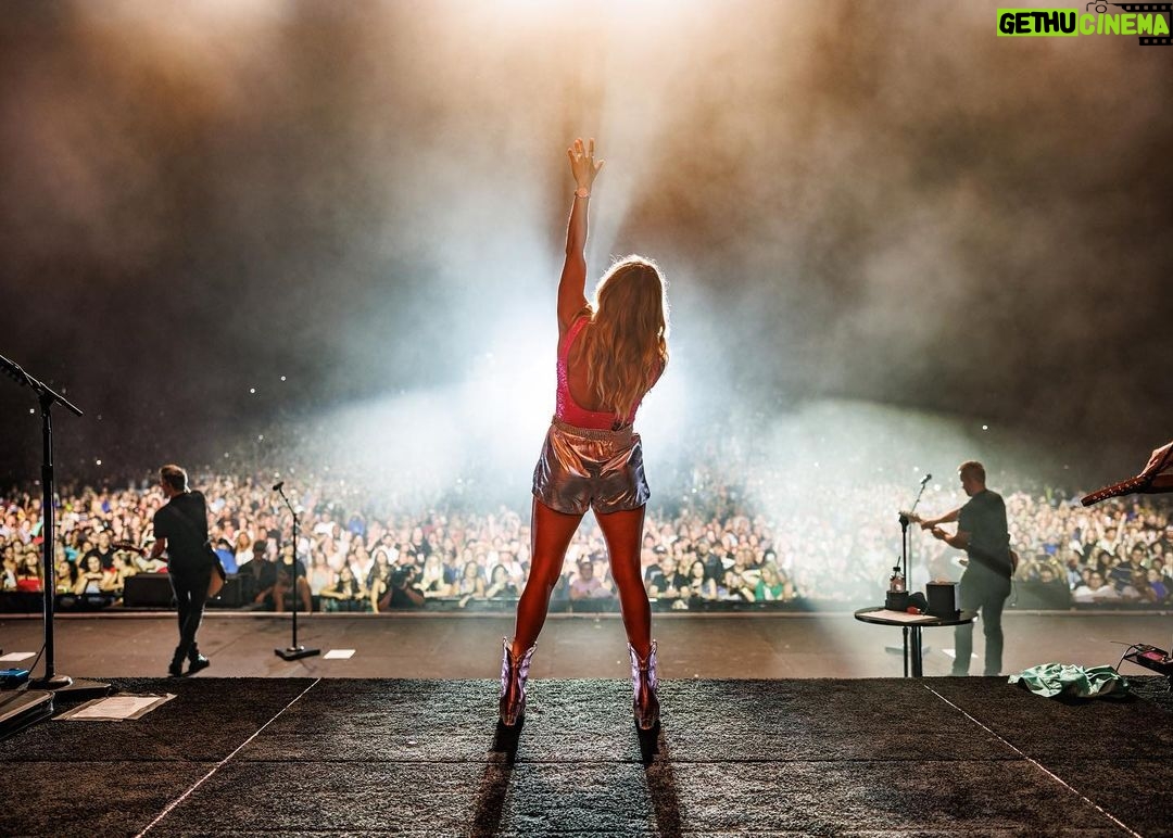 Carrie Underwood Instagram - Thanks for hanging with us on a soggy #Michigan night, Mt. Pleasant!!! ☔️☔️☔️ You all were so sweet to us at the @soaringeaglecasino ❤️ We’ll see you next time! #SoggyFunGuys #TwoSteppinEd #HowsMyHair 📸: @jeffjohnsonimages