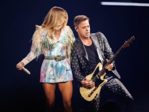Carrie Underwood Instagram - Fridays are always a good time in #Vegas @resortsworldlv !!! What a crowd!!! You all were giving so much energy and that made us all so happy!!! THANK YOU! ❤️❤️❤️ #Reflection 📸: @jeffjohnsonimages