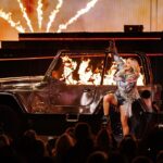 Carrie Underwood Instagram - Fridays are always a good time in #Vegas @resortsworldlv !!! What a crowd!!! You all were giving so much energy and that made us all so happy!!! THANK YOU! ❤️❤️❤️ #Reflection 📸: @jeffjohnsonimages