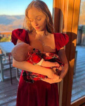 Carson Meyer Instagram - A cozy cabin Christmas🎄❤️🕯