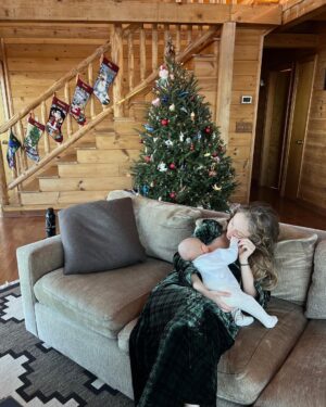 Carson Meyer Instagram - A cozy cabin Christmas🎄❤️🕯