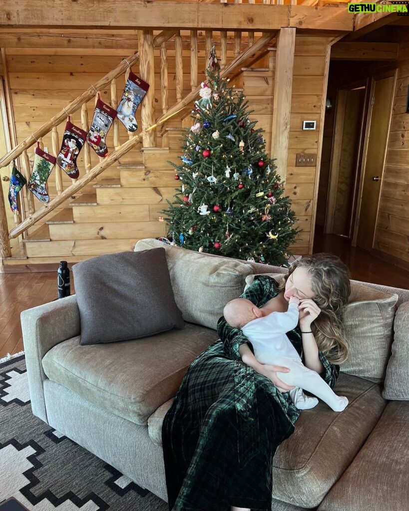 Carson Meyer Instagram - A cozy cabin Christmas🎄❤️🕯
