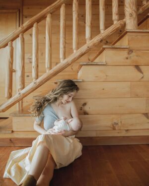 Carson Meyer Instagram - Bedsharing ✨Been getting lots of questions on here about co-sleeping/ bedsharing.

I slept in my parents bed for many years as a child. Since the AAP (American Acadamy of Pediatrics) condemn bedsharing, many see it as dangerous and taboo, but for me it’s a familiar and beautiful part of life that I’m so passionate about.  People used to tell my parents all the reasons why they should put us in our own beds but my grandmother would say in her loving way, “there will come a day when your babies no longer want to sleep in your bed. So just enjoy it while you can.” She was right. It wasn’t forever. We eventually slept in our own beds and now I live across the country from my parents and am writing this from the bed I share with my baby. Everything has its season. 

Aside from the fact that I loveeeeee cuddling with Lou through the night, I choose to bed share because 1) it allows us to get more sleep knowing she is safe in my arms and I don’t have to ever get out of bed to tend to her  2) allows me to breastfeed her in my sleep safely which promotes milk supply * falling asleep with baby in rocking chair/ couch is not safe*  3) It has well documented biological benefits. 

Every family and baby is unique, so I recognize that bed sharing might not be the best or safest option for everyone, but to tell all parents that it’s unsafe is just not true and creates unnecessary shame in mothers and keeps keeps parents from helpful resources. 

Show me an animal in the wild who sleeps in a separate cave or den away from their babies. It’s a normal part of parenting! Don’t let anyone scare you away from mothering with your intuition! 

As a new mom, of course I’ve had my tired days but overall I feel so much more rested than I ever expected and I know that because I am bedsharing. 

I highly recommend both parents read the book Safe Infant Sleep (second slide). This data driven book sheds light on the many benefits of bed sharing and answers all of your questions about doing it safely. 

Mamas, I would love to hear about your experience. Share in the comments below so new and expecting parents can learn from you 👇🏽