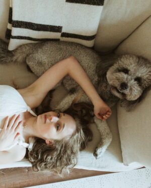 Carson Meyer Instagram - Cuddles with my babies🌷on the Loula @sixpennyhome sofa in lightweight linen. 

📽 Photos by @krowkaphotography 

🌞Bonnet crocheted by yours truly