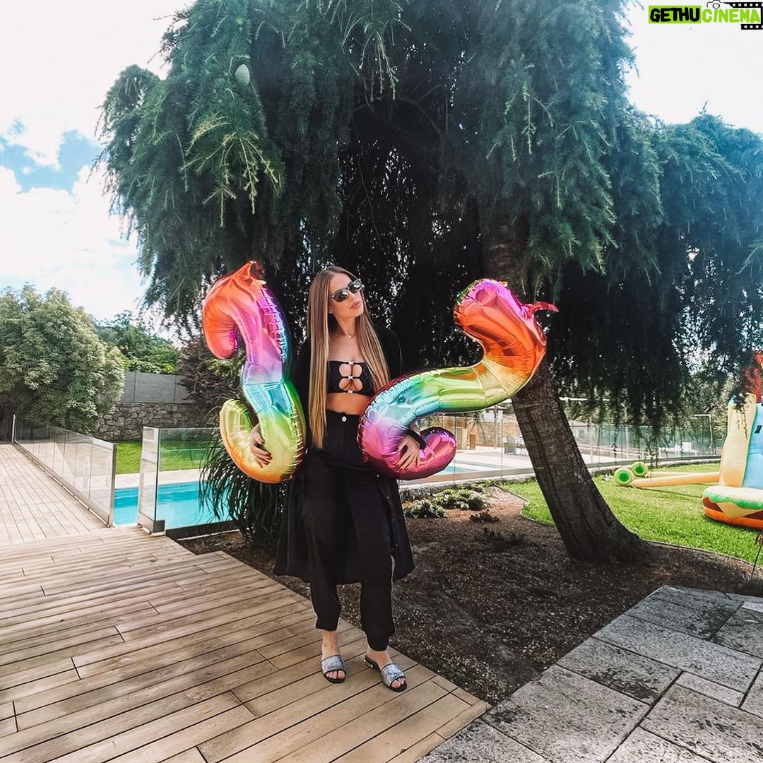 Catarina Jacob Instagram - 32 anos fazendo m€r#@ … e que seja sempre assim, com algumas das m…rdas aprendemos e com outras criamos óptimas memórias. OBRIGADA vida por estes anos de m€rd@s 🙏🏻😉✌🏻😍🤟🏼 Braga - Portugal